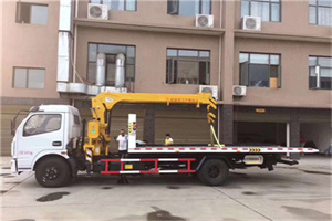 东港附近汽车轮胎更换